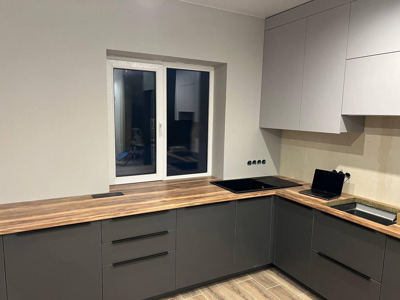 Кухня угловая современная — Графит, серый и дерево